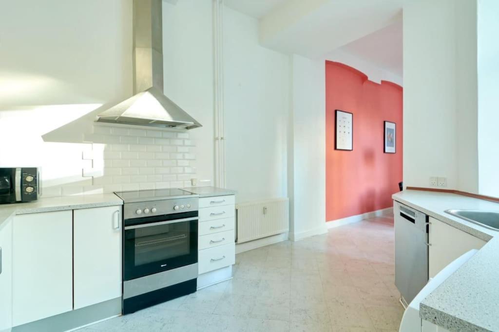 Moderen And Sleek 3Br With Bath By The Lakes And Metro Kopenhagen Buitenkant foto